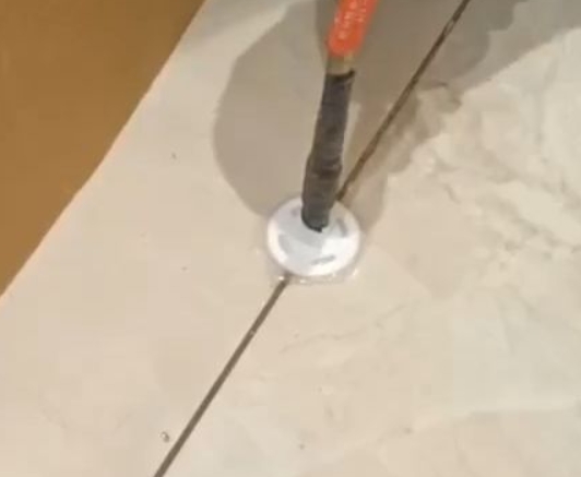 塔什库尔干塔吉克瓷砖空鼓维修公司专业解答瓷砖在铺贴过程中，如果没有涂抹均匀到位的粘结材料（如水泥砂浆或瓷砖胶），可能会导致以下问题
